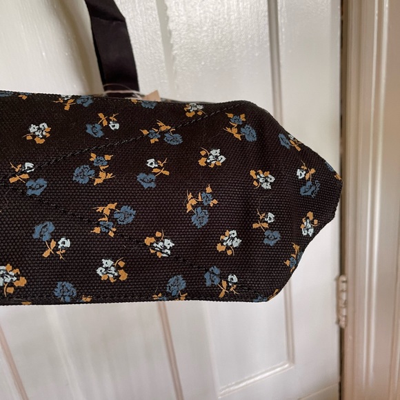 Beautiful Coach bag. this bag is on eBay for $139 I will match that price - Picture 6 of 16